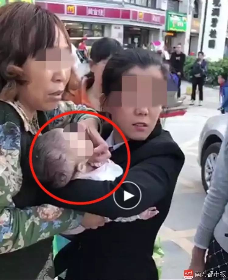 女婴被天降苹果砸成脑损伤 父亲:楼上说孩子扔的