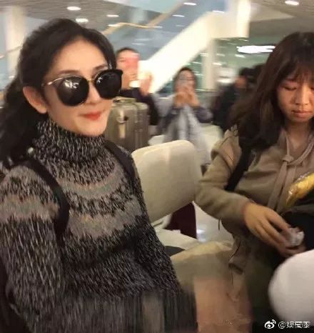 谢娜晒童年照 一个细节暗示了双胞胎的长相