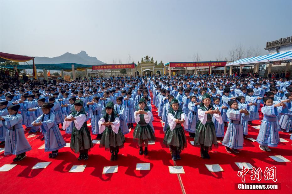 浙江象山上千名儿童穿汉服学国学 行拜师礼