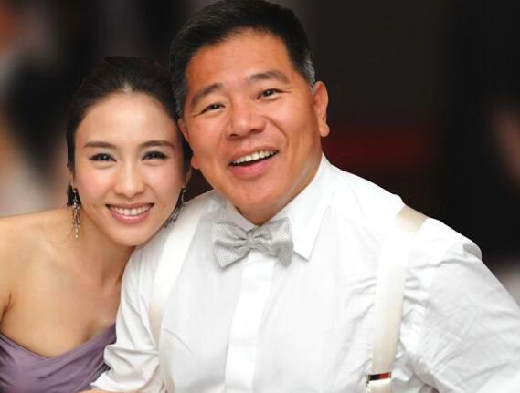 47岁黎姿带三个女儿外出就餐 全程呵护母爱爆棚