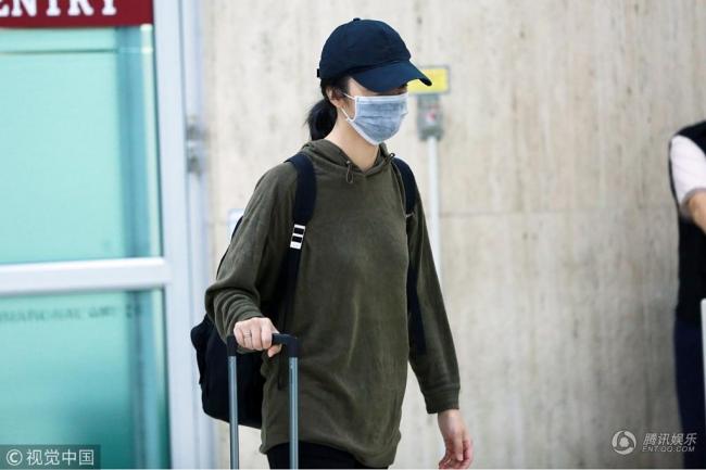 文艺父女!汤唯穿戴随性 画家爸艺术气息