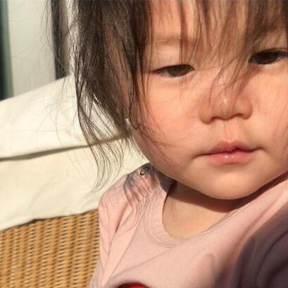 陈冠希晒女儿睡眼惺忪照 头发紊乱软萌可爱