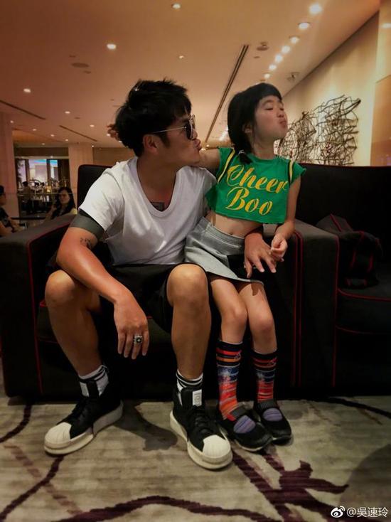 姐姐长大了!曹格女儿Grace穿超龄“辣妹装”