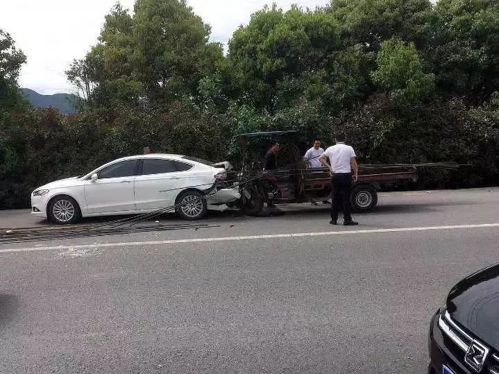 妈妈泊车给孩子喂奶 倏忽数十根钢筋从车尾插进